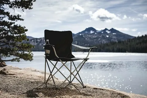 صندلی مسافرتی با طراحی ساده و هندسه کاملا کاربردی